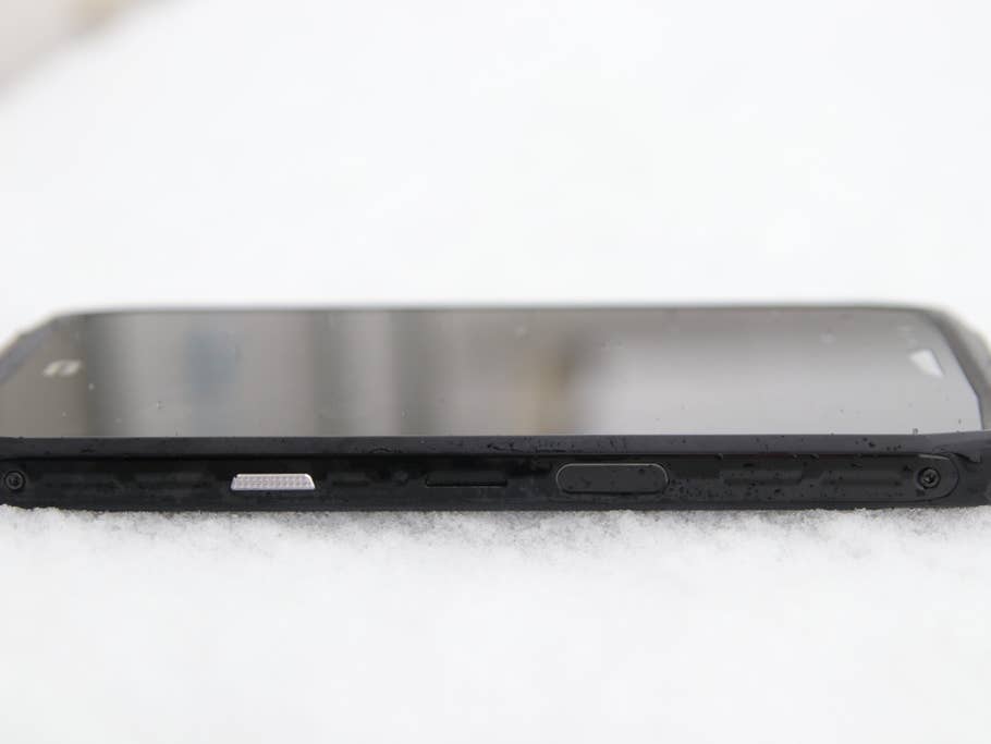 Das Crosscall Trekker-X4 von der Seite fotografiert