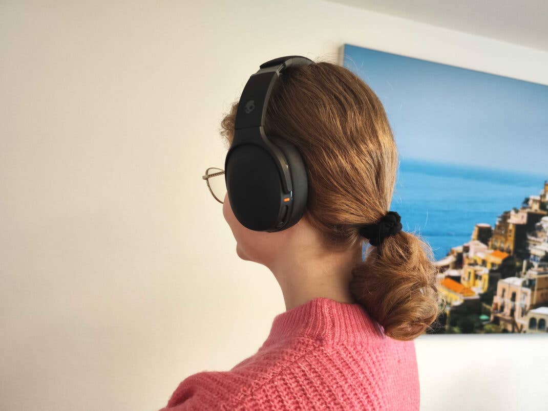 Eine Frau trägt die Skullcandy Crusher Evo Kopfhörer.