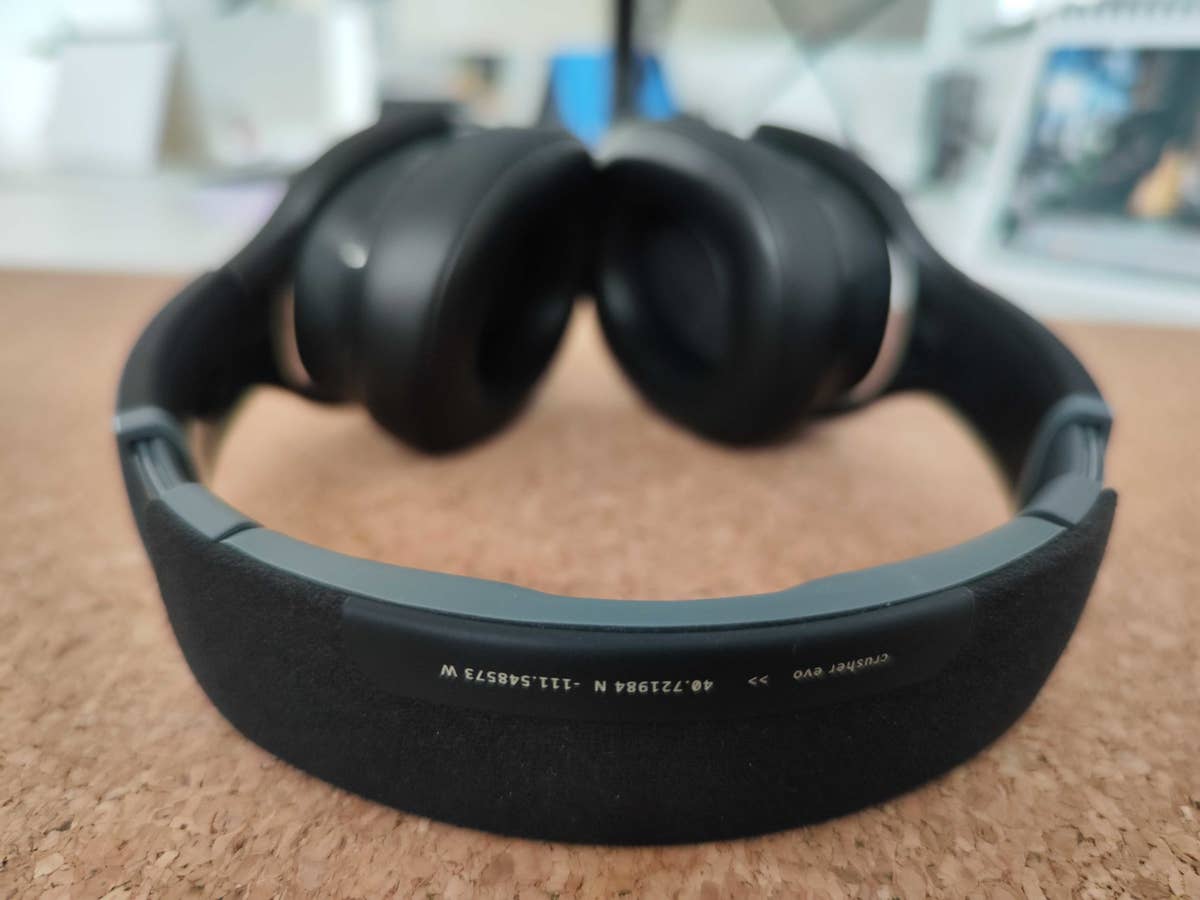 Eine Detailaufnahme der Skullcandy Crusher Evo Kopfhörer auf einem Tisch.