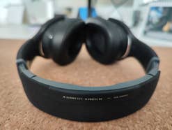 Eine Detailaufnahme der Skullcandy Crusher Evo Kopfhörer auf einem Tisch.