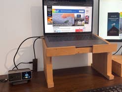 Homeoffice-Setup auf einem Schreibtisch mit einer Ladestation