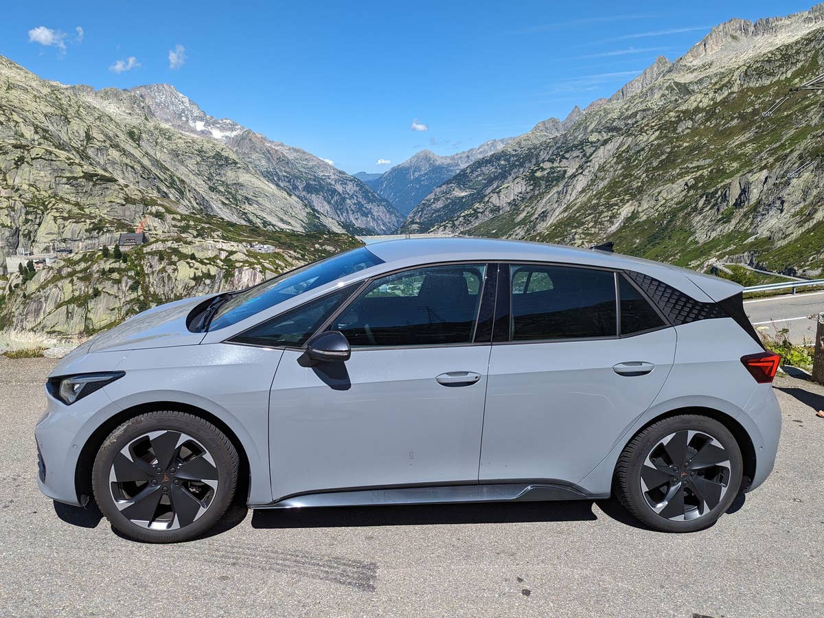 Ein Cupra Born in grau vor einer Alpenkulisse