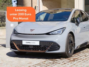 Ein Cupra Born E-Auto steht vor eriner Einfahrt. Davor schwebt ein Text mit dem Inhalt 