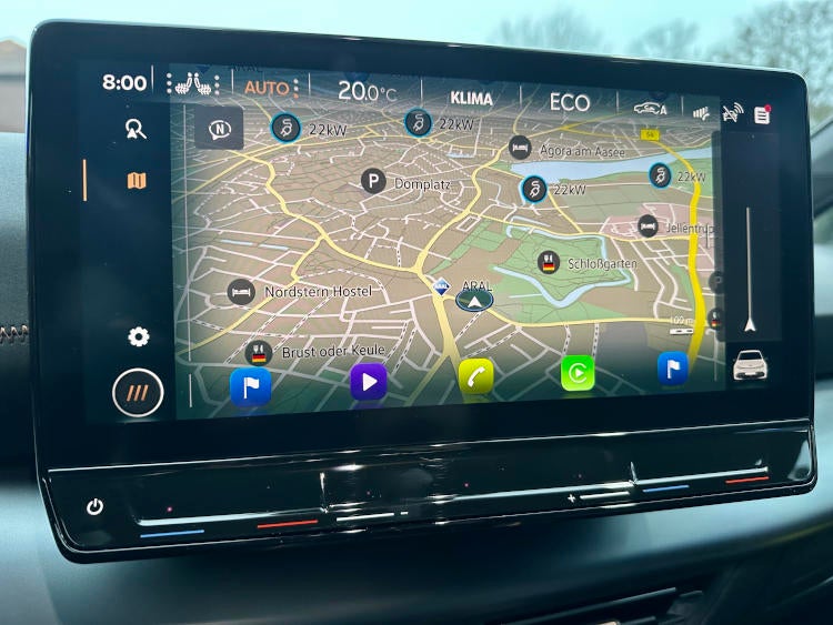 Cupra Born Infotainment-Display mit aktivem Navigationssystem.