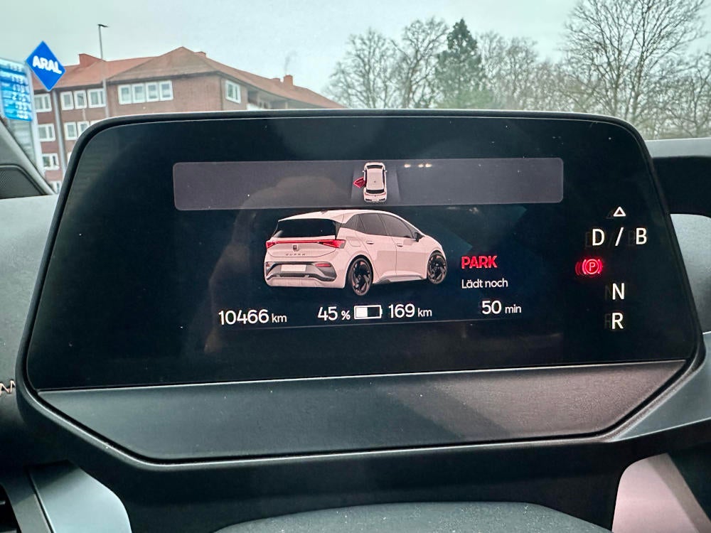 Info-Display im Cupra Born hinter dem Lenkrad.