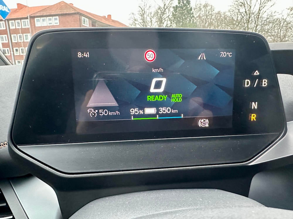 Info-Display hinter dem Lenkrad im Cupra Born im Standard-Modus.