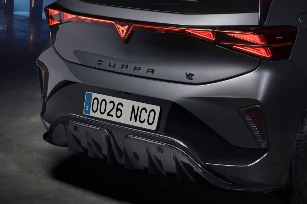 Cupra Born VZ (2026) in der Heckansicht.