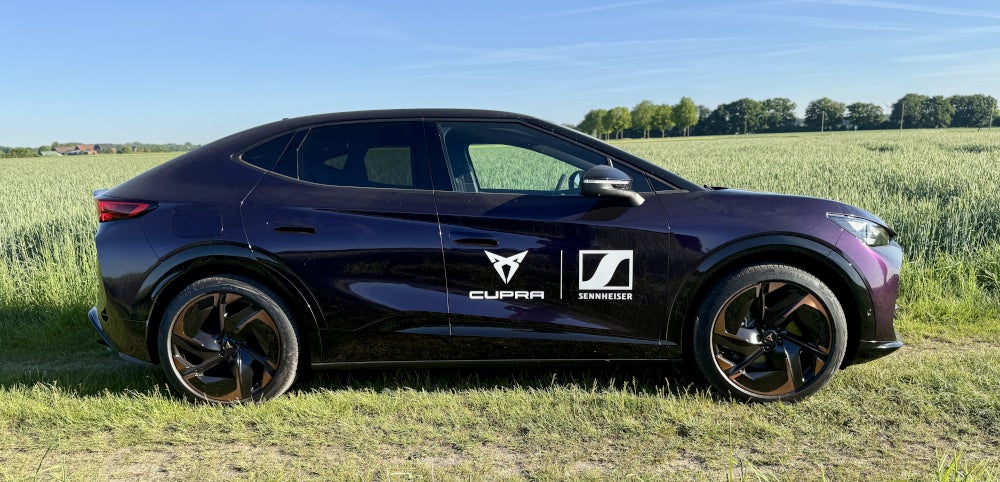 Cupra Tavascan VZ in der Seitenansicht.