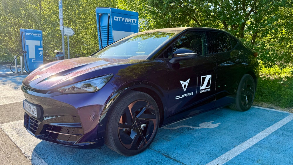 Cupra Tavascan VZ im Test an einer Ladesäule.