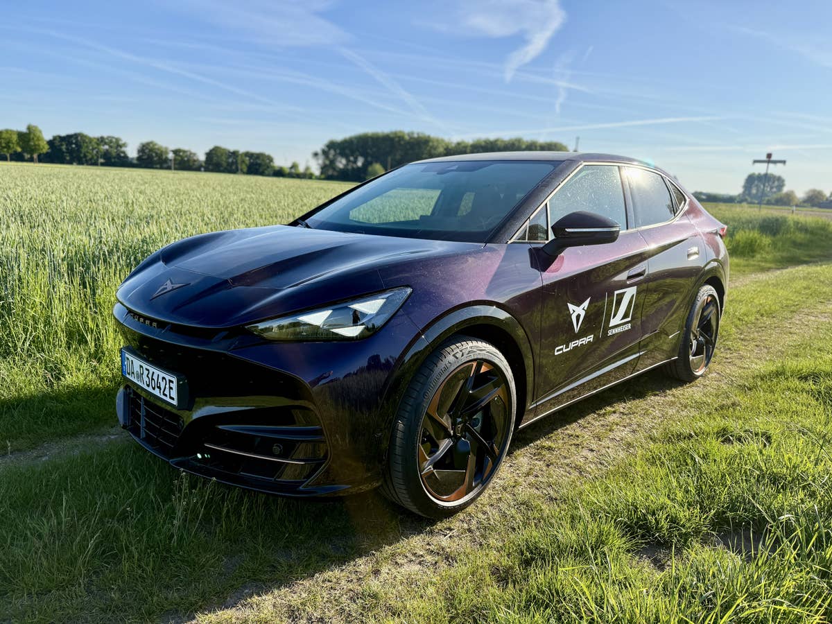 Cupra Tavascan auf einem Feld im Münsterland im Sonnenlicht.