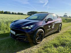 Cupra Tavascan VZ im Test: Ein E-Auto, das schnell begeistert Cupra Tavascan auf einem Feld im Münsterland im Sonnenlicht.