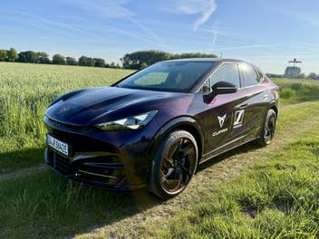 Cupra Tavascan auf einem Feld im Münsterland im Sonnenlicht.