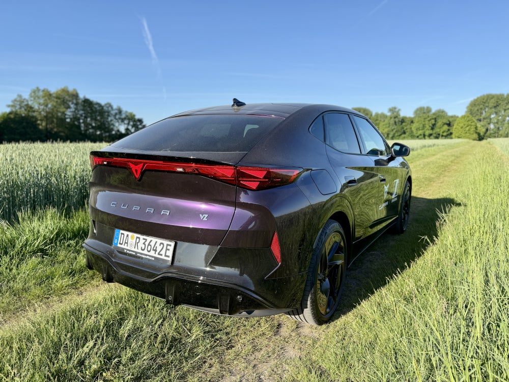 Cupra Tavascan VZ in der Heckansicht.