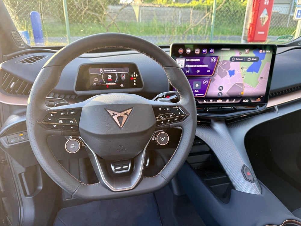 Nahaufnahme des Lenkrads im Cockpit des Cupra Tavascan VZ.