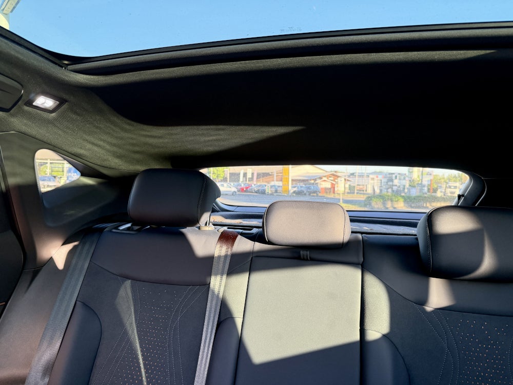 Cupra Tavascan - Sicht vom Fahrersitz duch das Heckfenster.