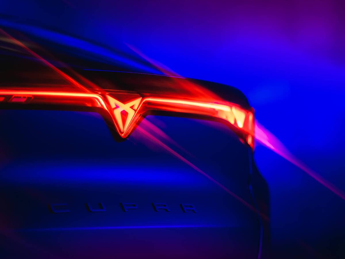 Cupra Tavascan Heckansicht mit beleuchtetem Logo.