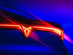 Heck des Cupra Tavascan mit Lichteffekten.