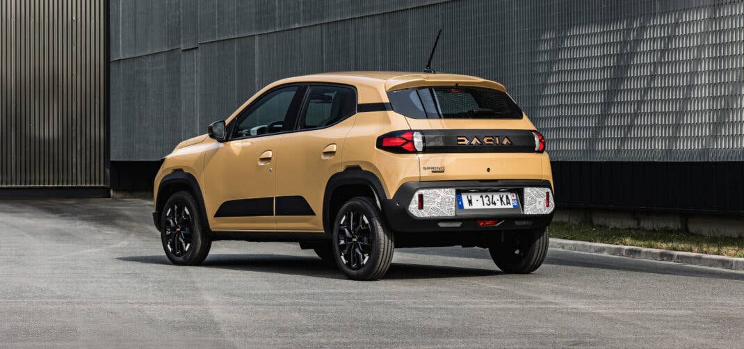 Dacia Spring (2026) in der Heckansicht.