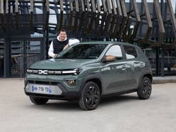 Hayo Lücke hinter dem Dacia Spring Electric 100.