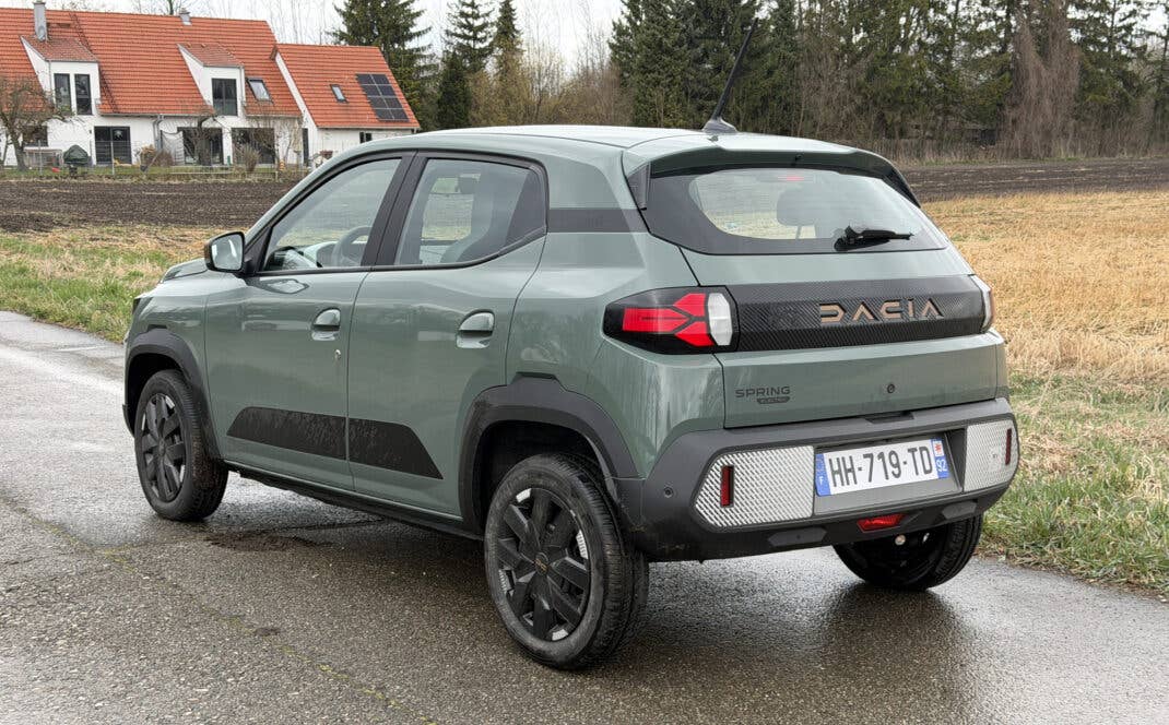 Dacia Spring Electric Heckansicht.