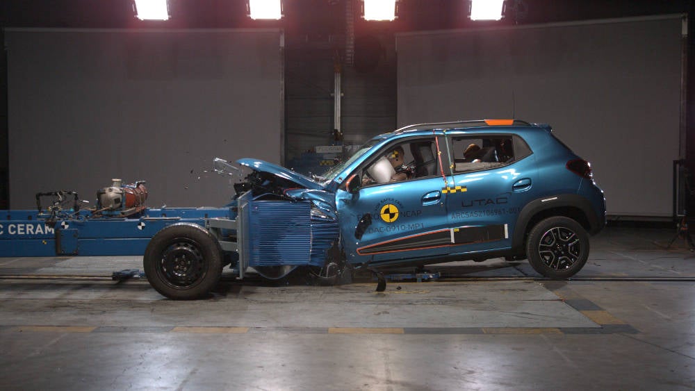 Dacia Spring simuliert im Euro NCAP Crashtest einen Frontalzusammenstoß.