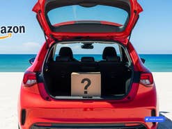 Rotes Auto steht an einem Strand, im offenen Kofferraum ein Paket mit einem Fragezeichen drauf, KI-generiert
