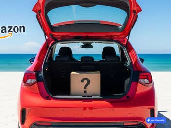 Rotes Auto steht an einem Strand, im offenen Kofferraum ein Paket mit einem Fragezeichen drauf, KI-generiert