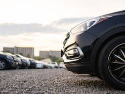 Parkende Autos auf einem Parkplatz.