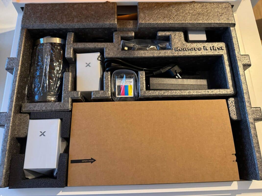 xTool 2 ausgepackt mit Blick in den Karton