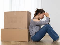 Mieterin vor Umzugskartons mit einem verzweifelten Ausdruck