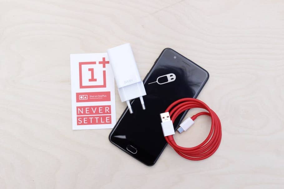 Das OnePlus 5 ausgepackt