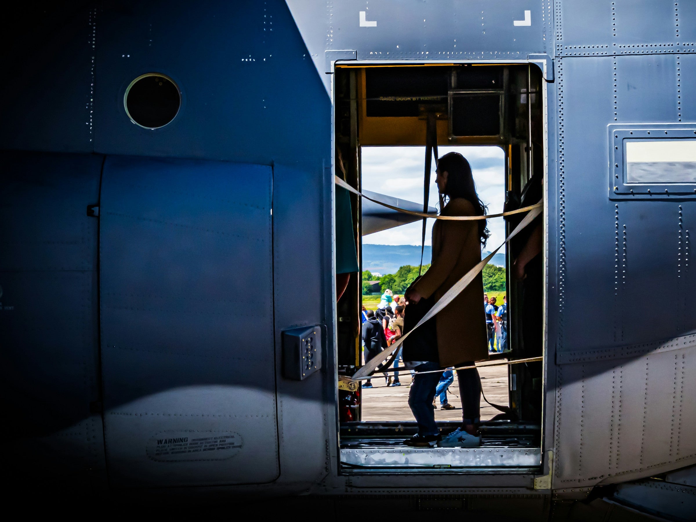 Das-passiert-wenn-man-im-Flugzeug-w-hrend-des-Flugs-die-T-r-ffnet