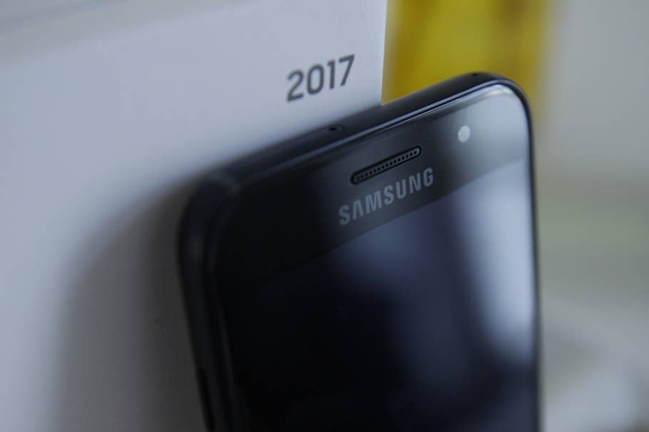 Das Samsung Galaxy A3 (2017) von allen Seiten