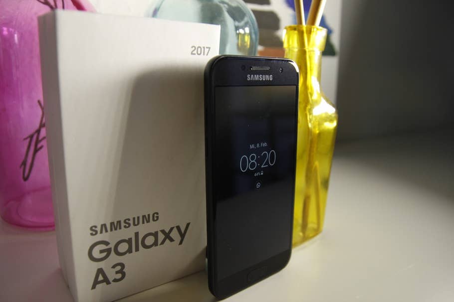 Das Samsung Galaxy A3 (2017) von allen Seiten