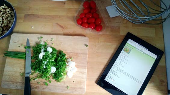 Das Tablet als Kochbuch in der Küche
