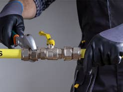 Gasleitung wird durch Handwerker abgeklemmt