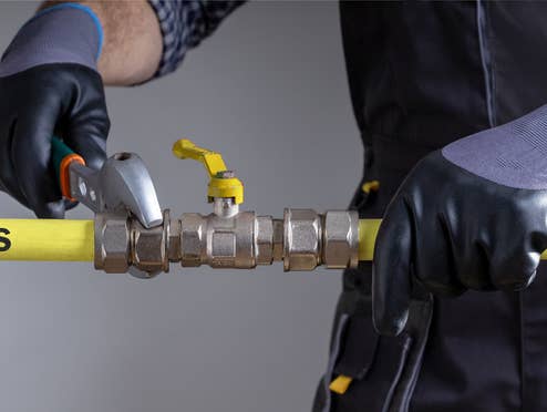 Gasleitung wird durch Handwerker abgeklemmt
