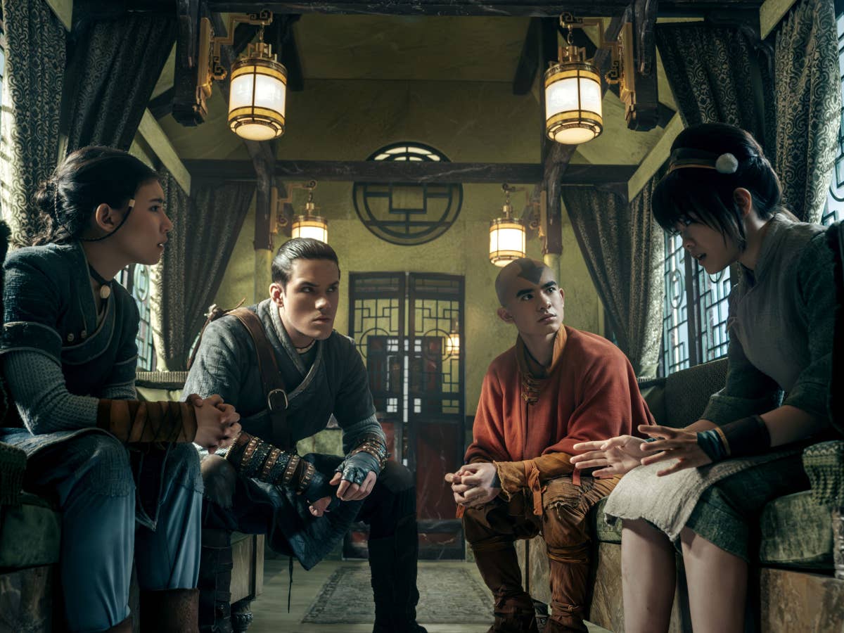 das-warten-hat-ein-ende-netflix-enthuellt-starttermin-fuer-beliebten-fantasy-hit Avatar: The Last Airbender. (L to R) Kiawentiio Tarbell as Katara, Ian Ousley as Sokka, Gordan Cormier as Aang, Miya Cech as Toph in season 2 of Avatar: The Last Airbender. Cr. Katie Yu/Netflix