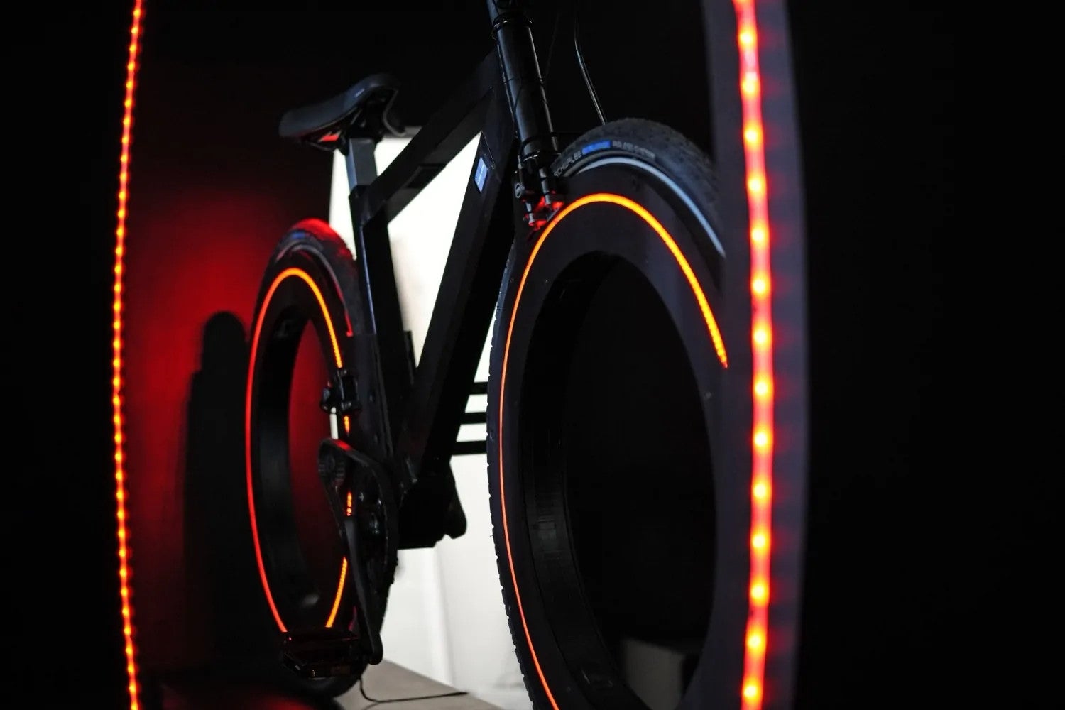 Wie-geht-das-denn-Diesem-E-Bike-fehlt-etwas-das-normalerweise-jedes-Fahrrad-hat