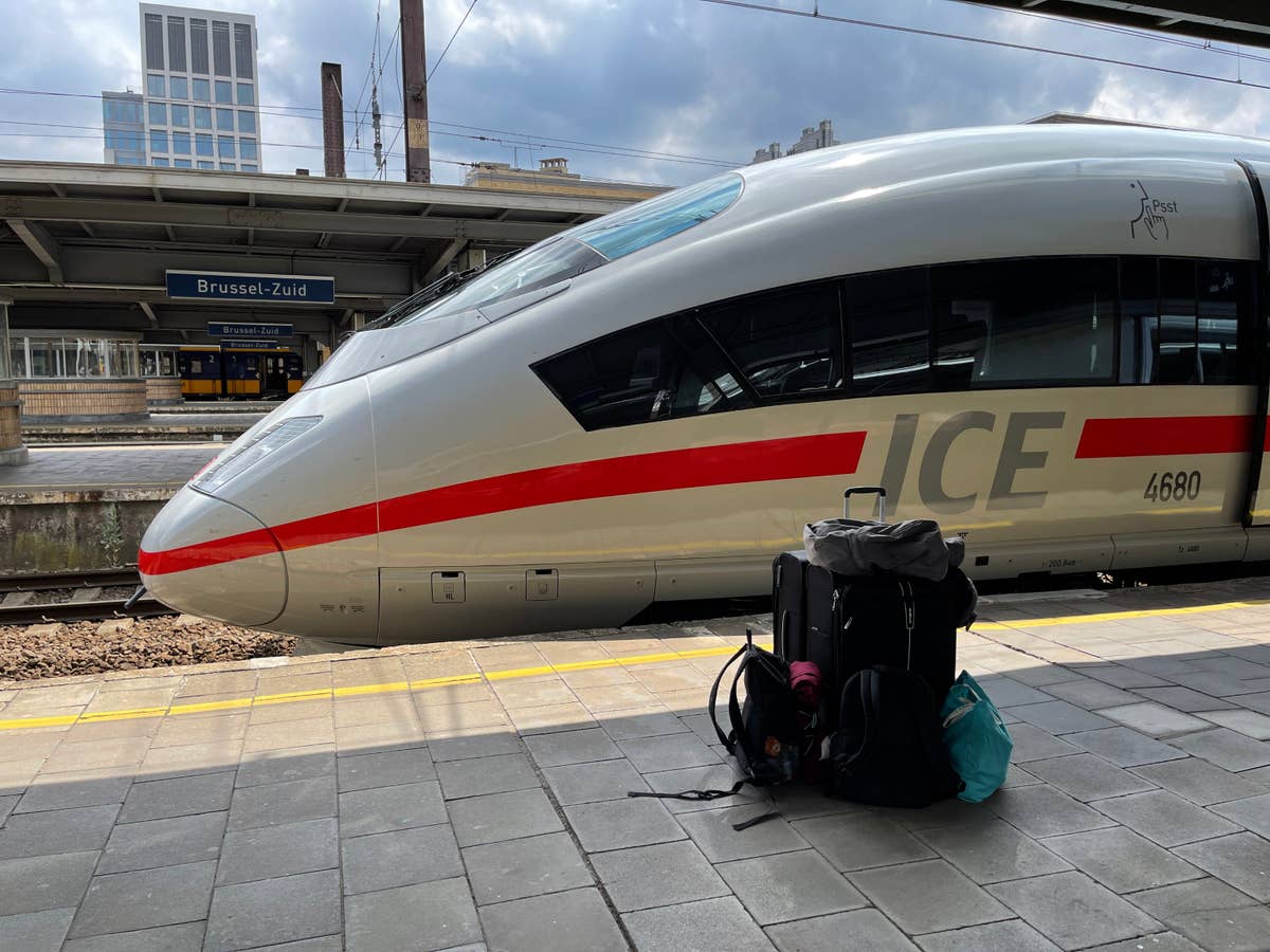 Ein ICE steht im Bahnhof - Koffer und Reisegepäck auf dem Bahnsteig davor