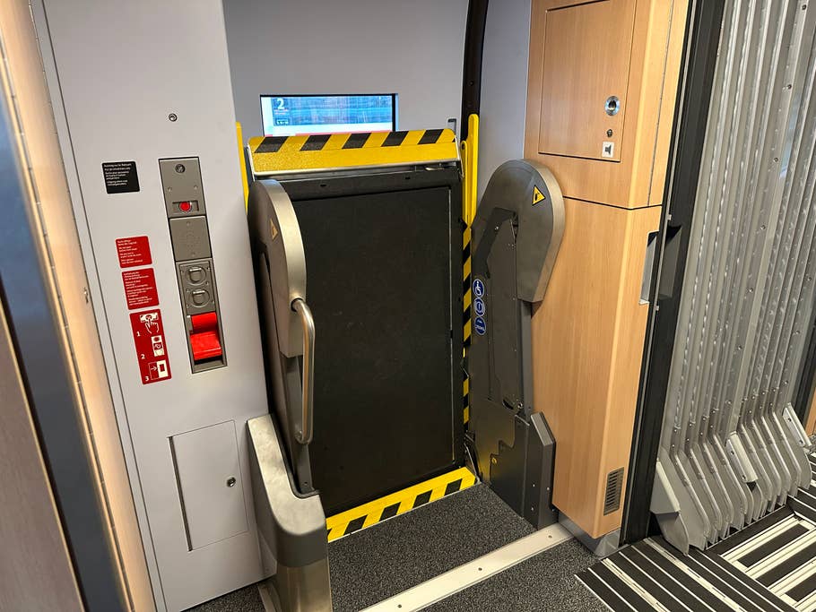 Eine Tür ist nun exklusiv für den Rollstuhl-Lift vorgesehen und soll die Probleme mit dem vorherigen Lift beheben