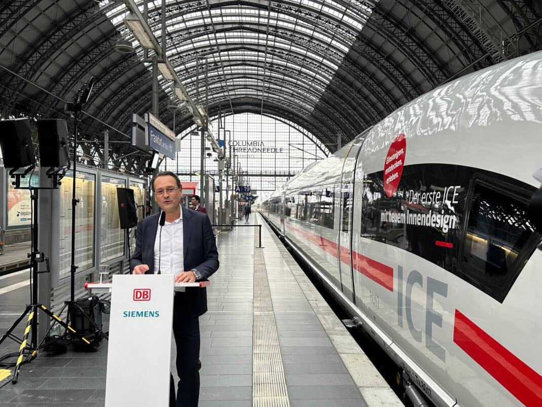 Dr. Michael Peterson, DB-Vorstand Personenfernverkehr präsentiert den neuen ICE in Frankfurt