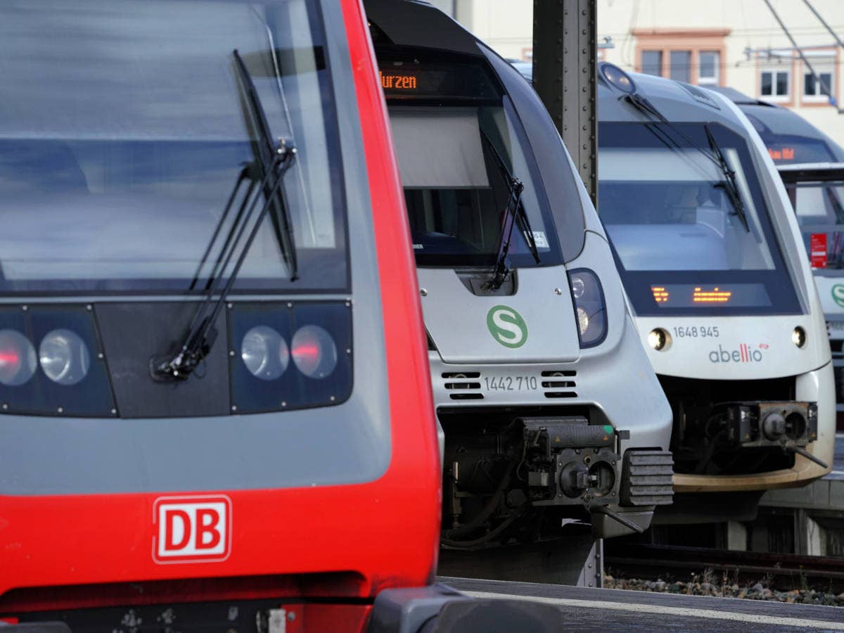 Nahverkehrszüge im Bahnhof versetzt stehend.