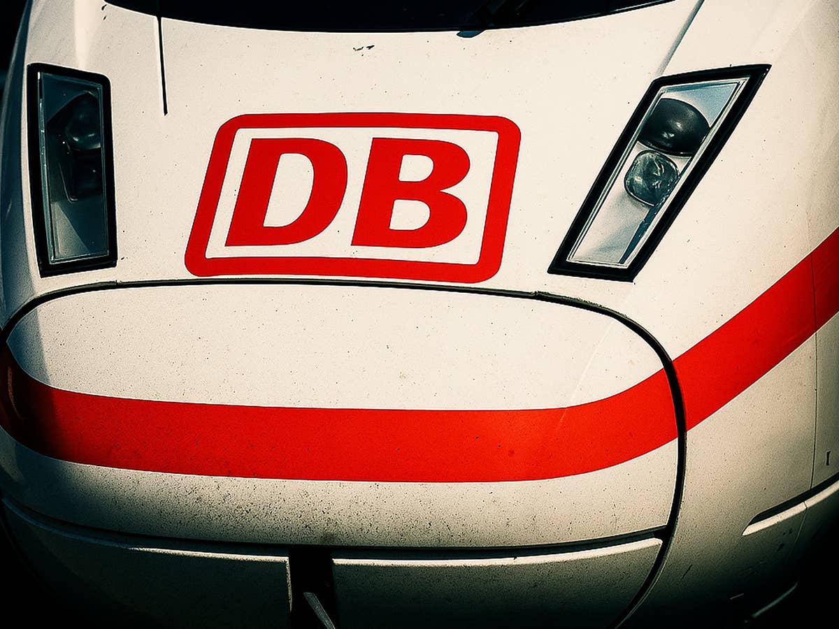 ICE der Deutschen Bahn in der Frontansicht.
