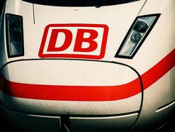 ICE der Deutschen Bahn in der Frontansicht.