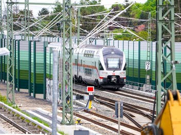 Ein IC fährt über die Dresdener Bahn