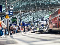 Voller Bahnsteig im Hbf Berlin
