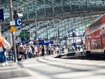 Voller Bahnsteig im Hbf Berlin