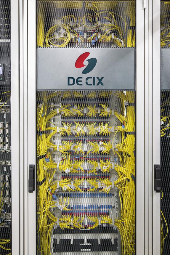 DE-CIX Patchpanel Server am Internetknotenpunkt in Frankfurt