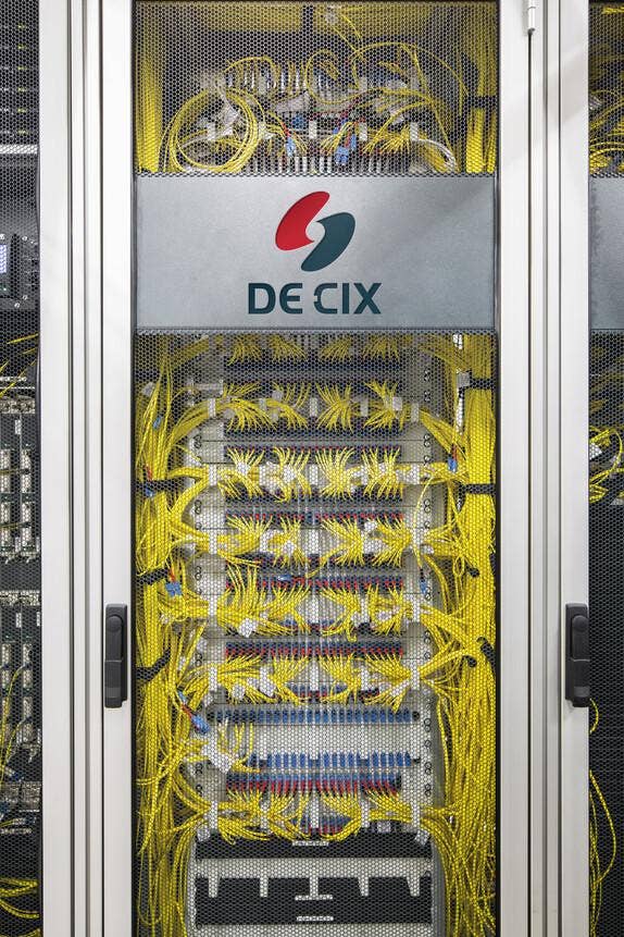 DE-CIX Patchpanel Server am Internetknotenpunkt in Frankfurt